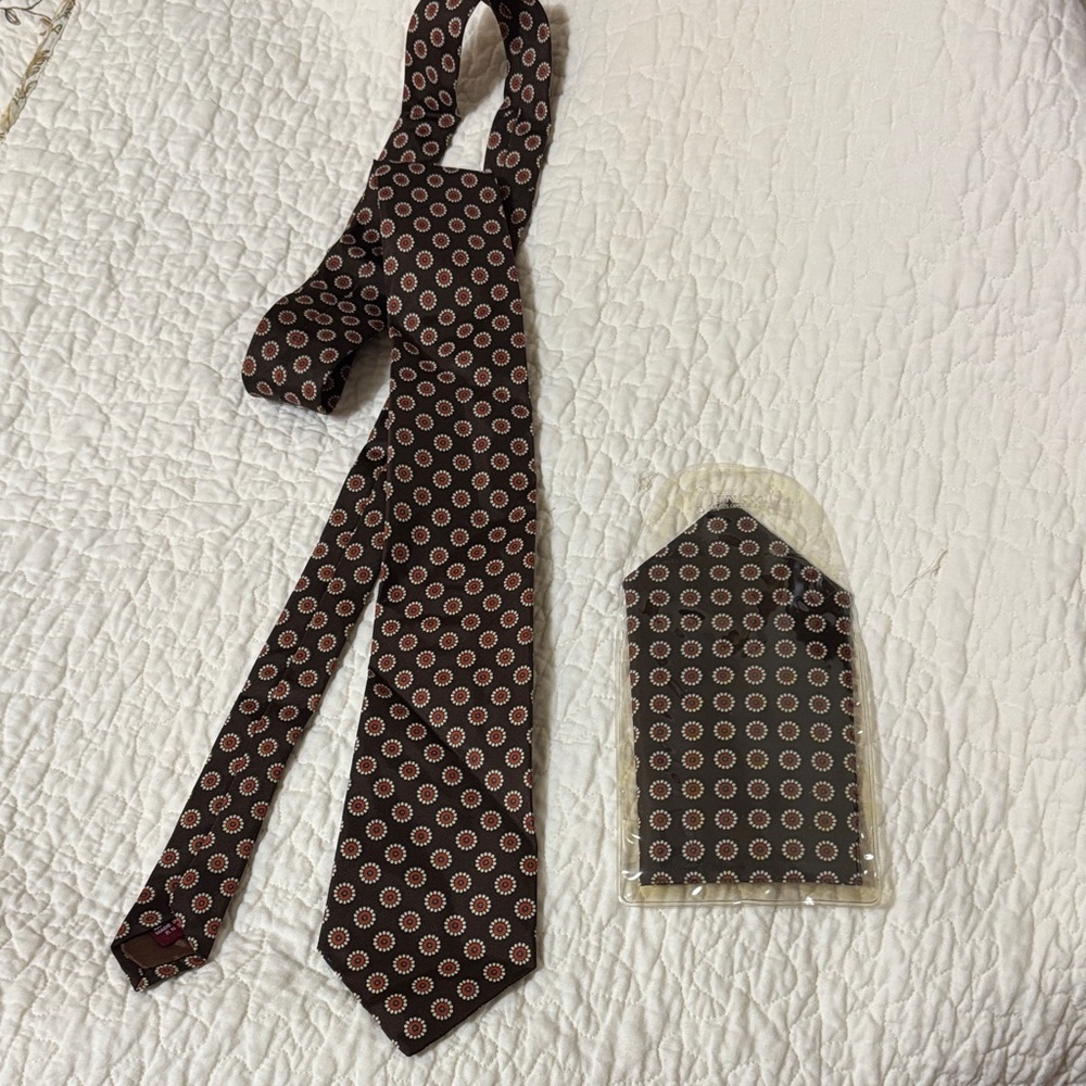 The Men's Store Brown Geometric Tie and Pocket Square Set